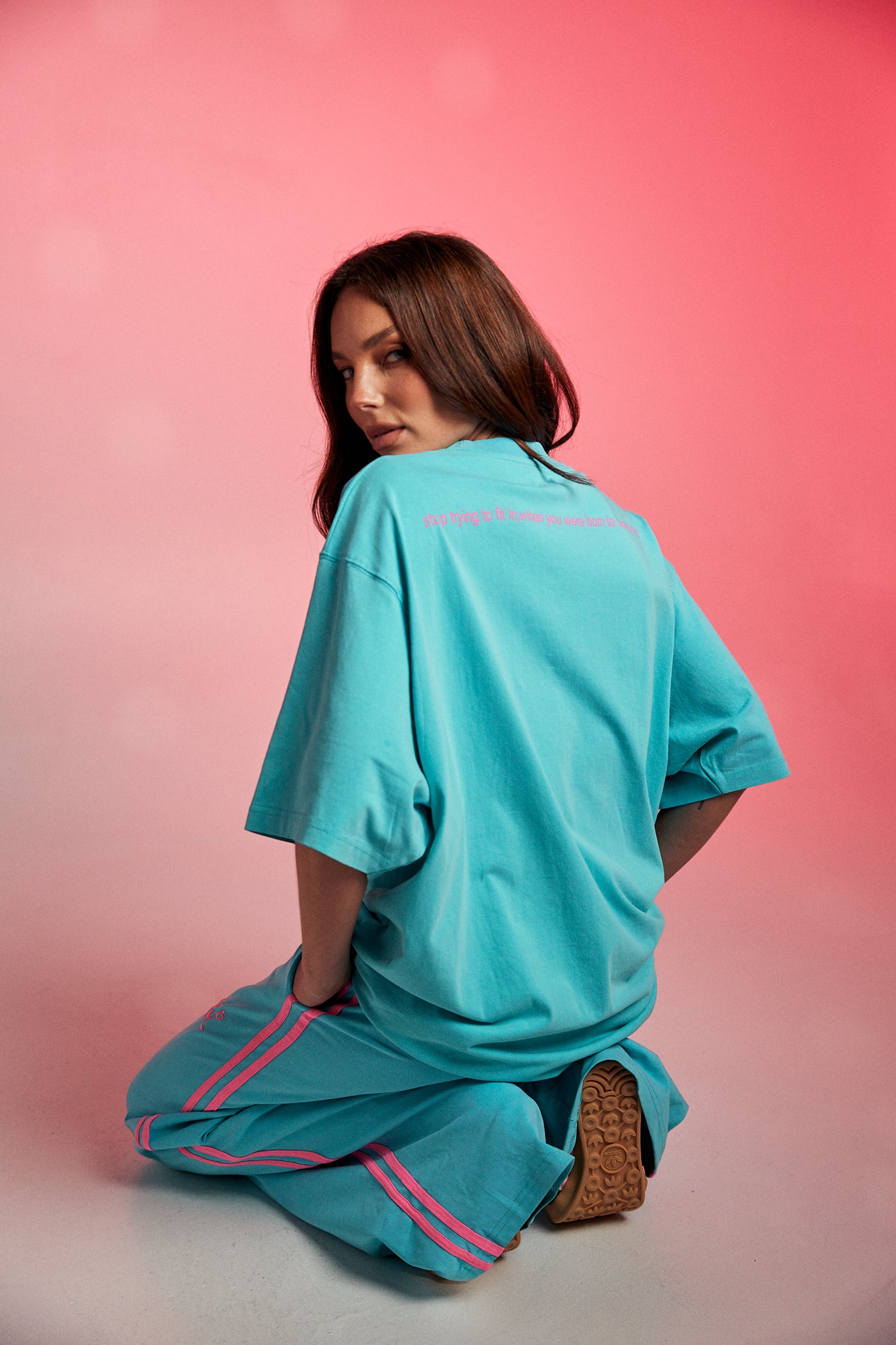 SABBI THE VERY OVERSIZED STAND OUT TEE FLURO BLUE
