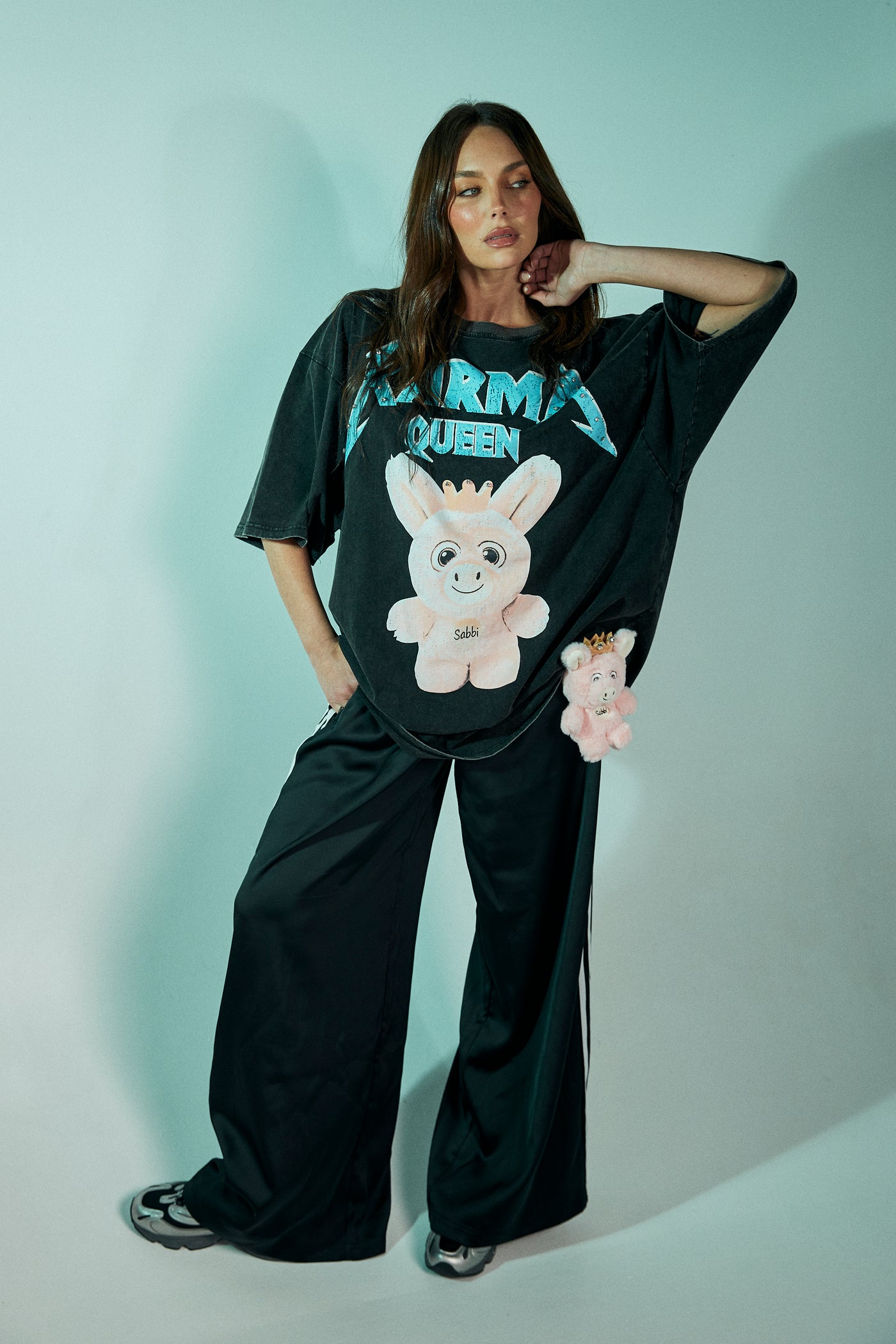 SABBI KARMA QUEEN TEE BLACK ACID WASH
