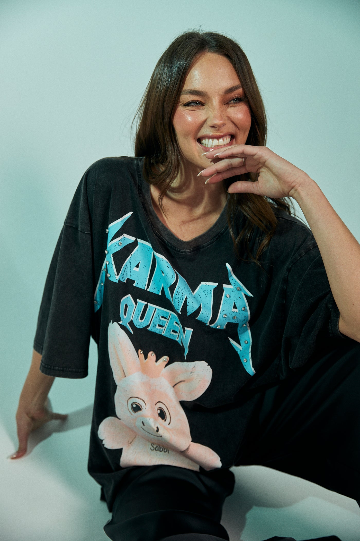 SABBI KARMA QUEEN TEE BLACK ACID WASH