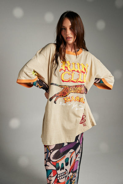 SABBI THE RUN CLUB TEE SAND