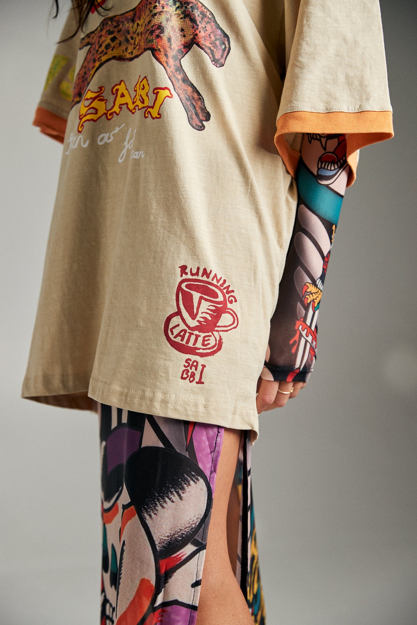 SABBI THE RUN CLUB TEE SAND