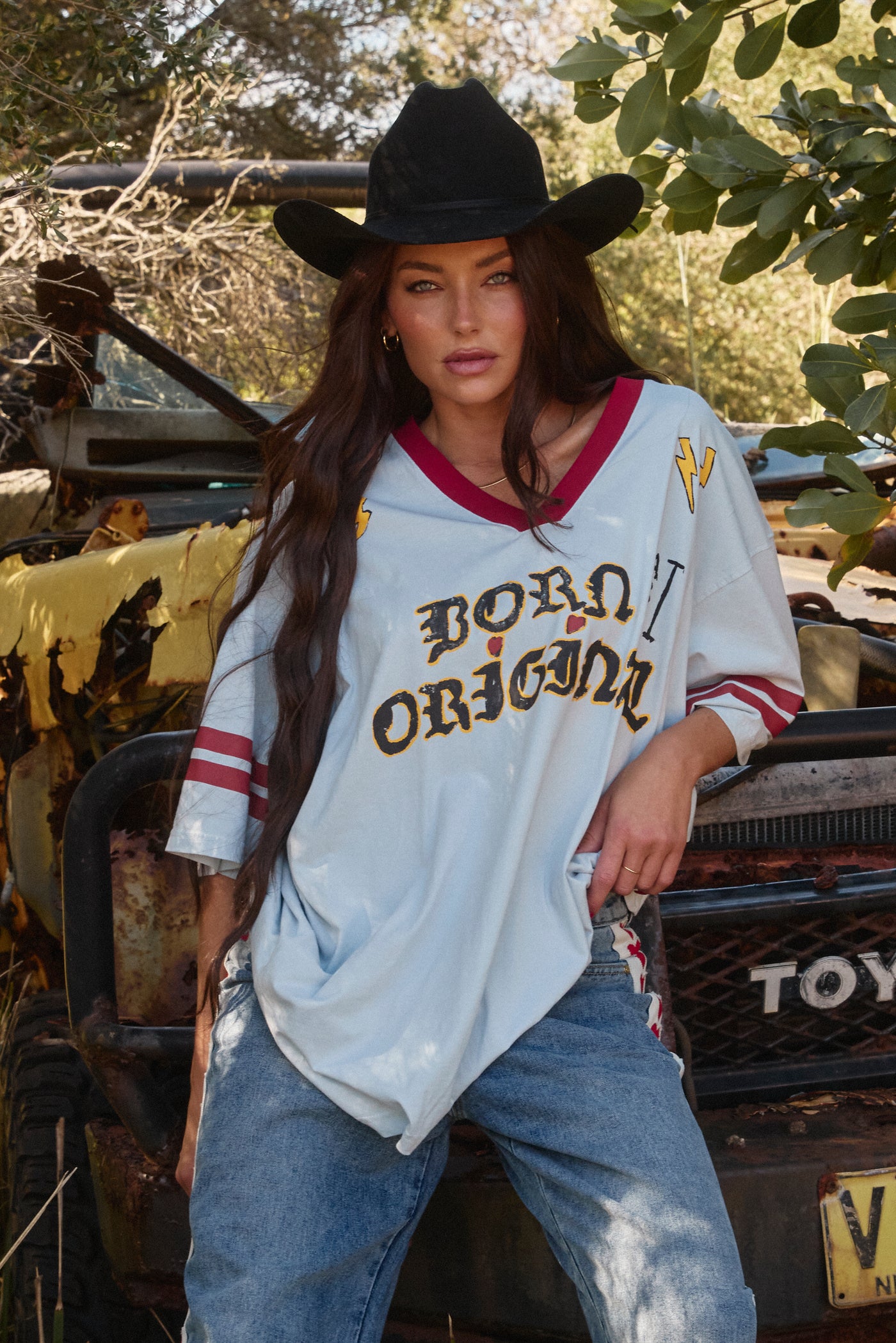 SABBI BORN ORIGINAL V-NECK TEE  | BABY LEMONADE STORE