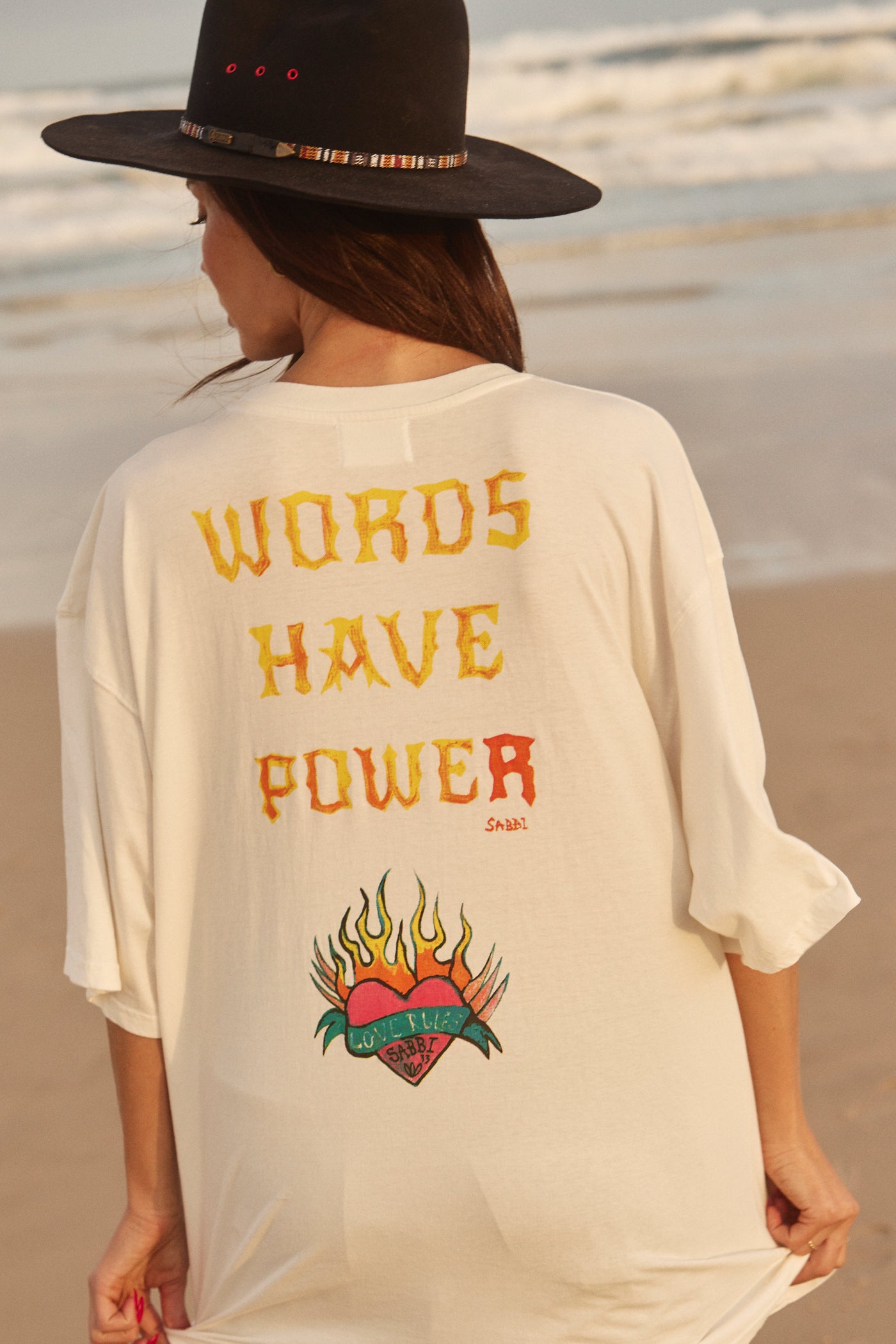 SABBI THE VERY OVERSIZED WORDS HAVE POWER TEE MARSHMALLOW