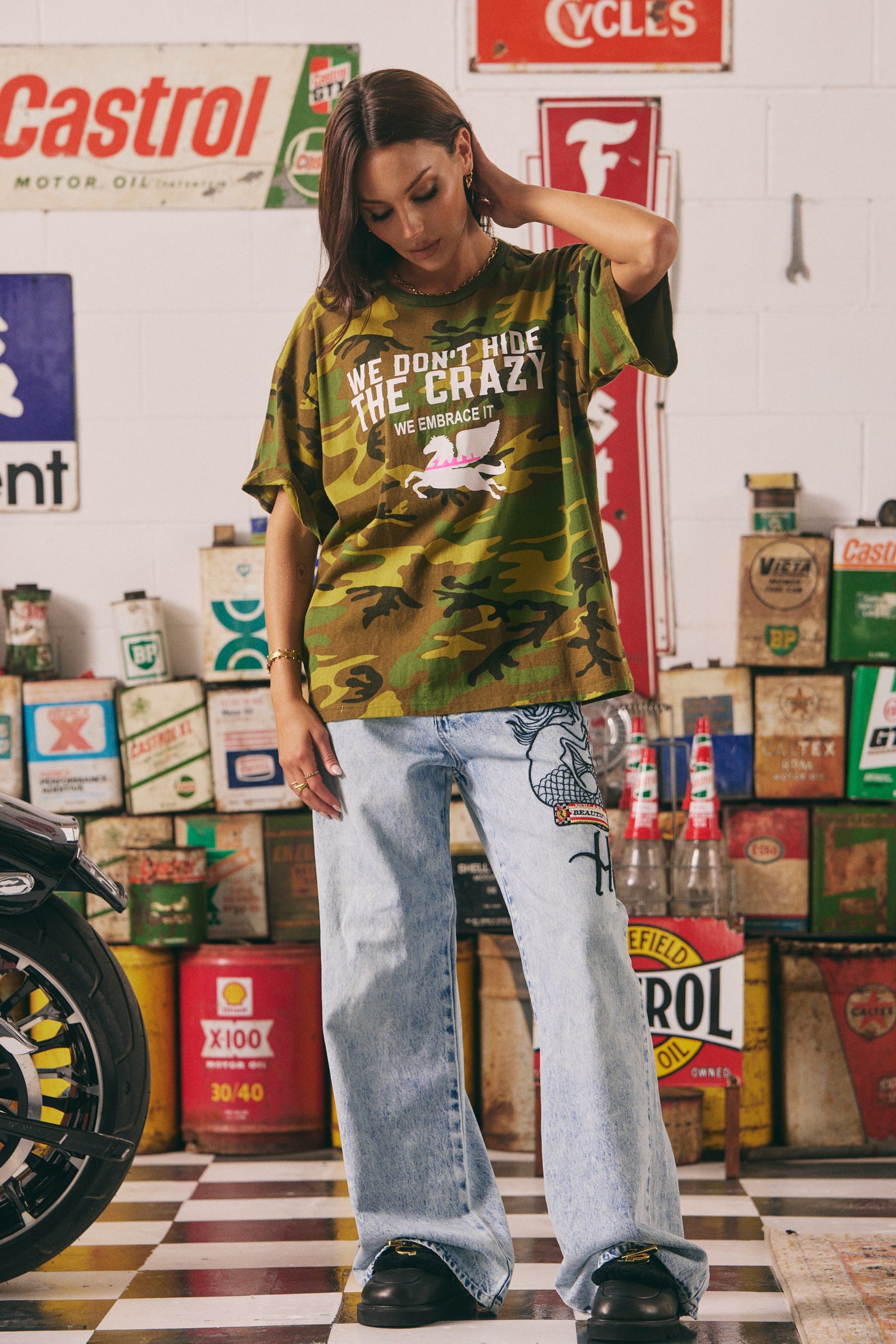 SABBI WE DON'T HIDE THE CRAZY CAMO SHORT SLEEVE COTTON TEE