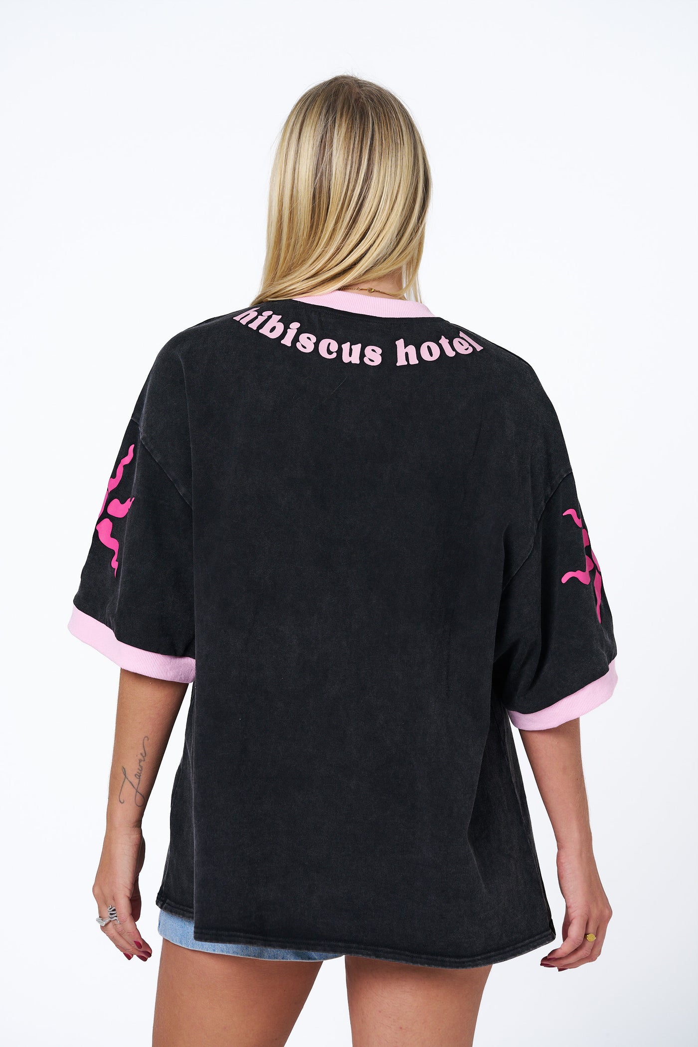 HIBISCUS HOTEL HOLIDAY STATE OF MIND TEE