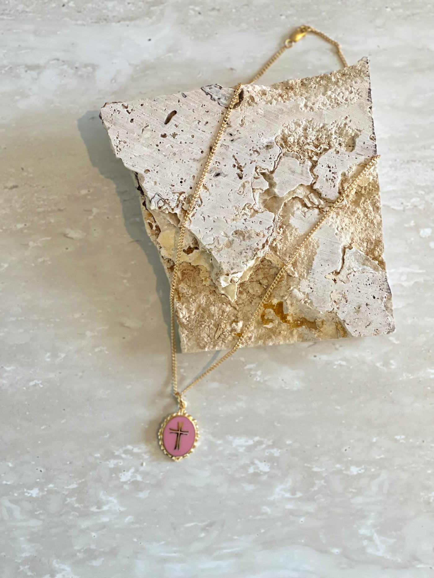 THE CROSS COIN PENDANT PINK