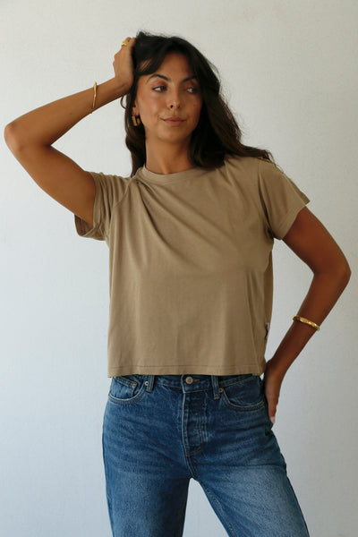 THE LAUNDRY ROOM ESSENTIALS PERFECT TEE CAMEL GOLD | BABY LEMONADE STORE