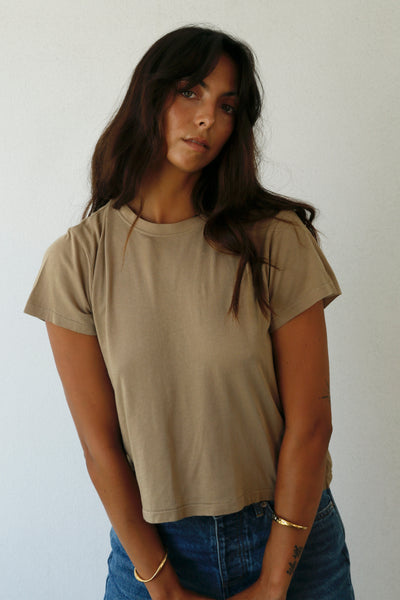 THE LAUNDRY ROOM ESSENTIALS PERFECT TEE CAMEL GOLD | BABY LEMONADE STORE