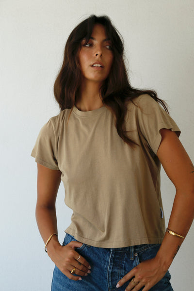 THE LAUNDRY ROOM ESSENTIALS PERFECT TEE CAMEL GOLD | BABY LEMONADE STORE
