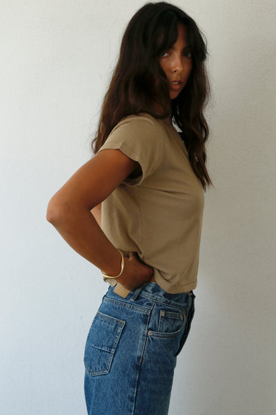 THE LAUNDRY ROOM ESSENTIALS PERFECT TEE CAMEL GOLD | BABY LEMONADE STORE