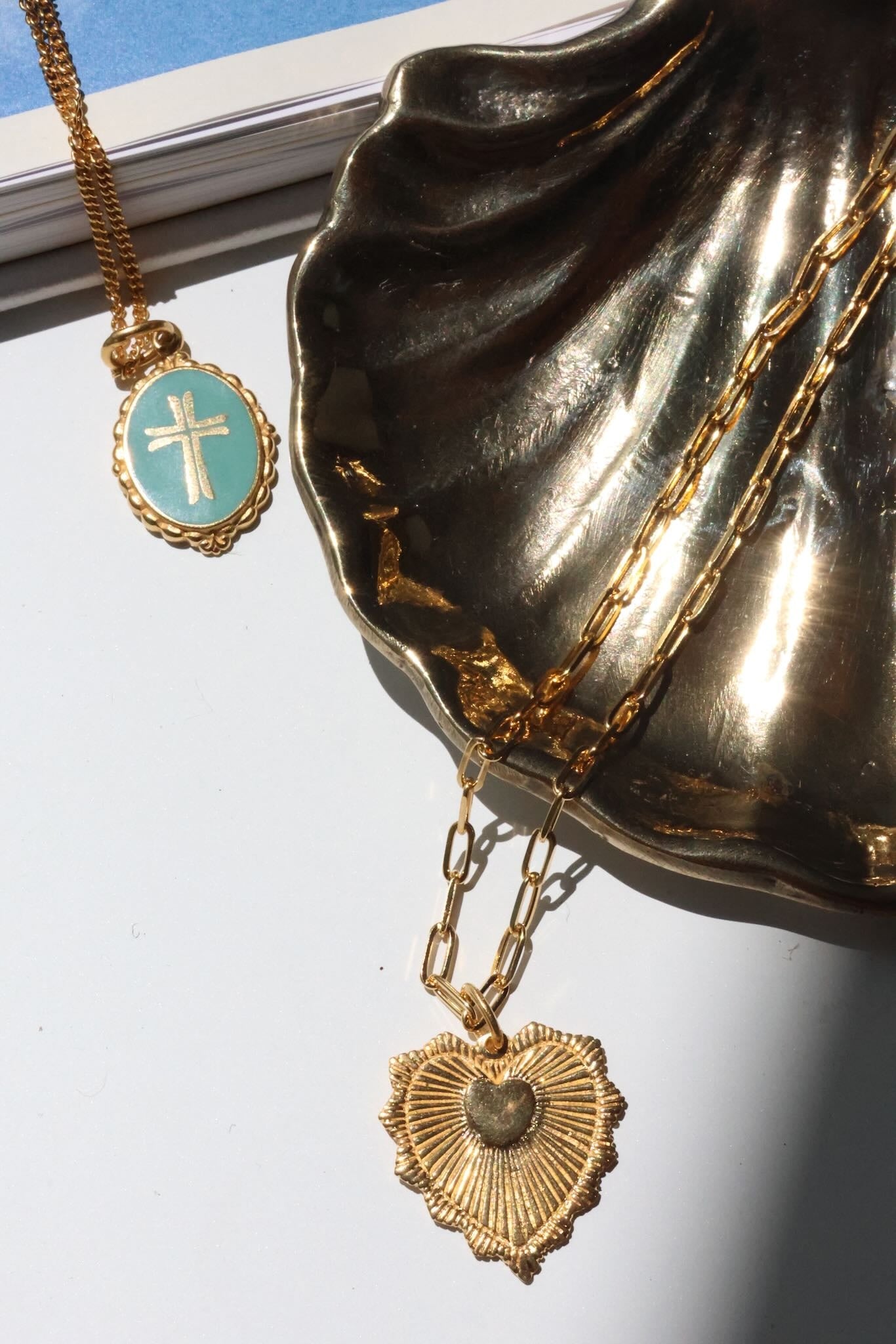 NIKKI ROSS ETCHED HEART PENDANT GOLD